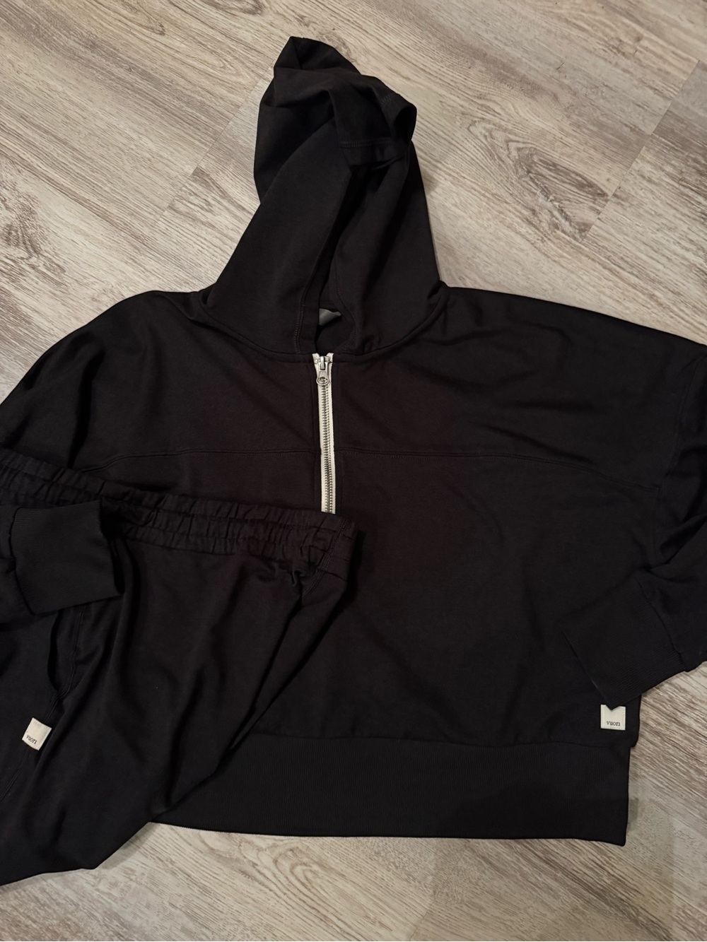 Vuori Black 1/4 zip crop hoodie with matching joggers size L - Picture 2 of 10
